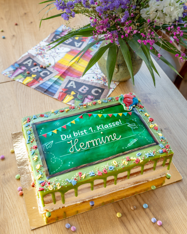 Während sich die Schülerinnen und Schüler in Berlin/Brandenburg schon auf die Sommerferien freuen 🌞 – die ja ab dem 24. Juli endlich starten! – steigt bei den Erstis die Vorfreude auf die Einschulung am 6. September! 🎉

Wenn du noch auf der Suche nach einem coolen Geschenk für die Einschulungsfeier bist, wie wäre es mit einer leckeren Schultorte für die Kaffeetafel? Oder vielleicht Brot, Brötchen oder Grillbaguettes für den perfekten Grillabend? 🍰🥖🔥

Den Schultorten - Bestellflyer findet ihr in unseren Läden oder wir senden ihn euch gern per Mail: bestellung@plentz.de ✍️

#bäckereiplentz #bäcker #bäckerei #backen #handwerk #backenmitleidenschaft #torten #cakes #einschulung #schulanfang #schultorte #ideenfüreinschulung #schulanfang #einschulung #kaffeetrinken #kaffeetafel #blumen #geschenk #erstis #berlin #brandenburg #oberhavel #jetztbestellen