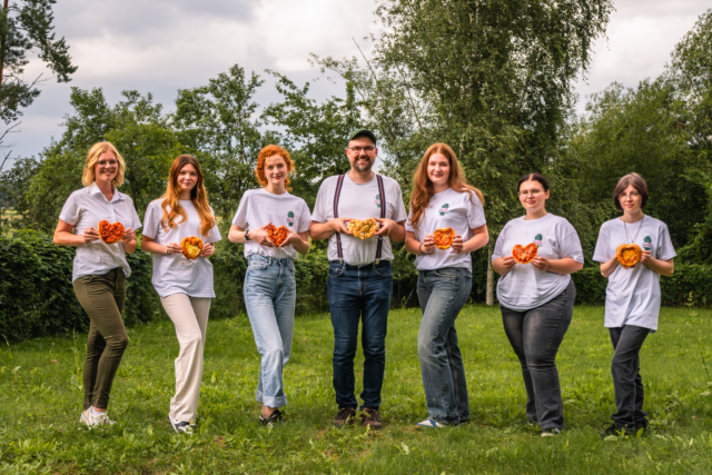 Am 1. August war ein mega schönes Ereignis – wir haben fünf neue Azubis bei uns begrüßt! 🎓✨ Melinda, Sandy und Lilly starten als zukünftige Bäckerei-Fachverkäuferinnen, während Luzie und Nanette in der Konditorei durchstarten. 🍰🥖
Der erste Tag war vollgepackt mit coolen Einblicken: Kennenlernen, spannende Infos rund um die Ausbildung und unsere Firma, eine Tour durch die Filiale in Velten.
Und unsere Azubis haben mit viel Kreativität Herz-Pizzen gebacken, die richtig lecker waren! 😋🍕 Dabei zeigten sie ihre Liebe zum Handwerk und ihren Spaß am gemeinsamen Tun. 🥰🍕❤️

Der Grundstein für erfolgreiche und harmonische Zusammenarbeit ist gelegt. 
Wir freuen uns sehr, euch an Bord zu begrüßen, und wünschen euch viel Freude, spannende Erfahrungen und viel Erfolg auf eurem Ausbildungsweg!😃

#NeuesKapitel #Backliebe #AzubiPower #frischgebackeneideen #ausbildung #azubi #handwerk #bäckerhandwerk #bäckereiplentz #bäckerei #konditorei #liebezumhandwerk #pizza #herzpizza #berlin #brandenburg #bestteam #oberhavel #jetztgehtslos