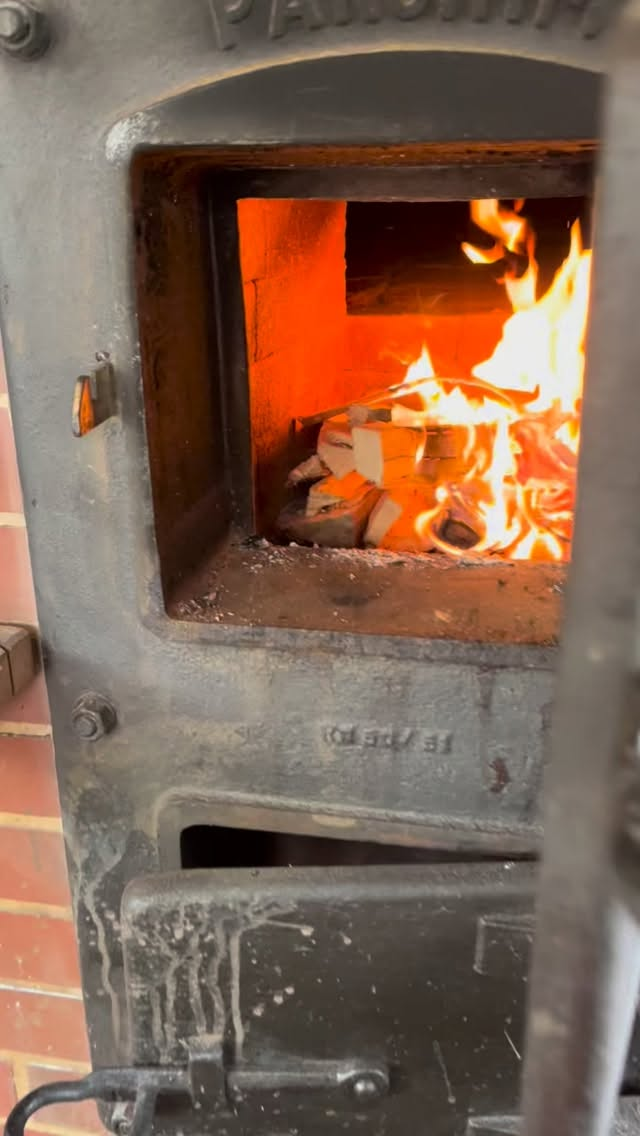 Holzbackofen 
in Schwante

An diesem Wochenende heizen wir wieder den Holzbackofen auf dem Schwantner Dorfanger für euch ein! 🔥
Schon mal Käse-Kürbiskruste oder Kräuterbrot probiert?! Freitags und samstags habt ihr die Gelegenheit! 😃

Jeden 1. Freitag im Monat ist rund um den Holzbackofen ein kleiner Regionalmarkt. Weitere Händler aus der Region können sich gern unter marketing@plentz.de anmelden.

Am 15. November ist der „Saisonabschluss am Holzbackofen“ mit einem bunten Programm für Groß und Klein! 😃🍞🍰🎈🍪🎶
HERZLICHE EINLADUNG!

#bäckerei #bäckereiplentz #holzofenbäckerei #bäckereiundkonditorei #holzofenbrot #holzbackofen #regionalmarkt #fisch #brot #kuchen #honig #schmuck #rausaufsland #handwerk #bäckerhandwerk #Oberhavel bei #berlin